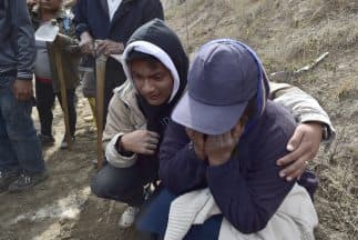 Familiares de las víctimas que fallecieron tras el sismo que sacudió a Ecuador.