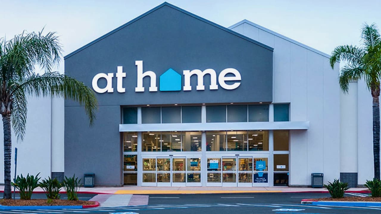 <h3 class="cms-H3-H3">¿Qué provocó la bancarrota? </h3>
<br>
<br>At Home reportó que enfrenta un momento complicado por varios factores: 
<br>- 
<b>Una deuda </b>cercana a los 
<b>$2,000 millones</b>.
<br>- 
<b>Altos costos de importación: </b>el 90% de sus productos proviene del extranjero. 
<br>- 
<b>Nuevos aranceles </b>han 
<b>encarecido su operación</b>. 
<br>- 
<b>Caída en la demanda de muebles y decoración</b>, en parte por la 
<b>baja confianza del consumidor</b> y un 
<b>mercado inmobiliario lento</b>.