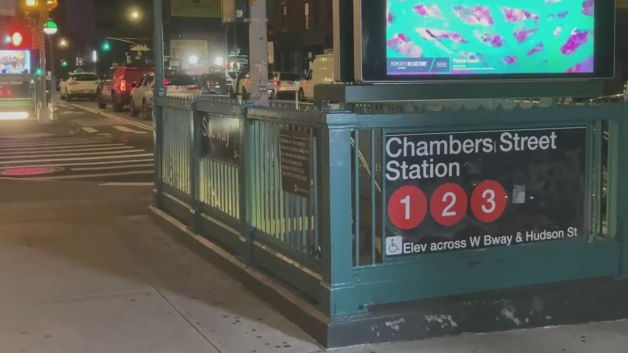 Mujer es empujada a las vías del subway en estación de Manhattan