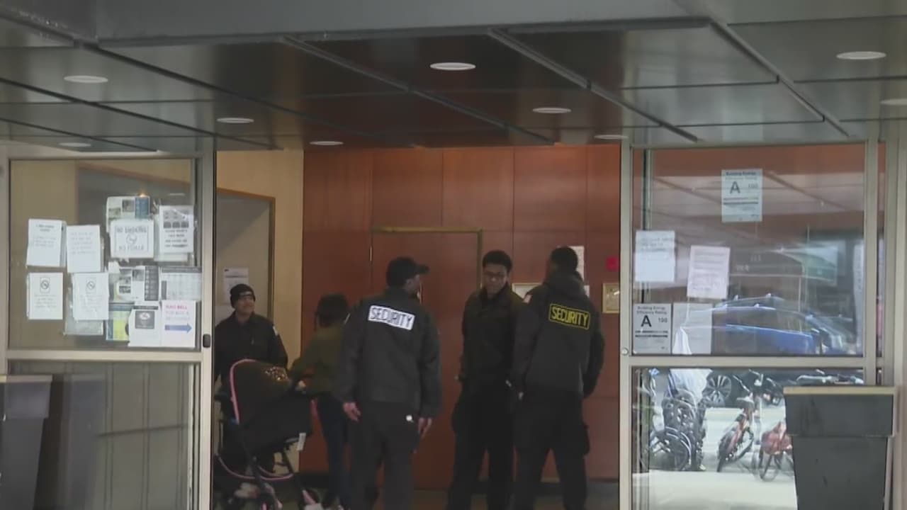 Inmigrante apuñala a otro frente a un refugio en Manhattan; la Policía investiga