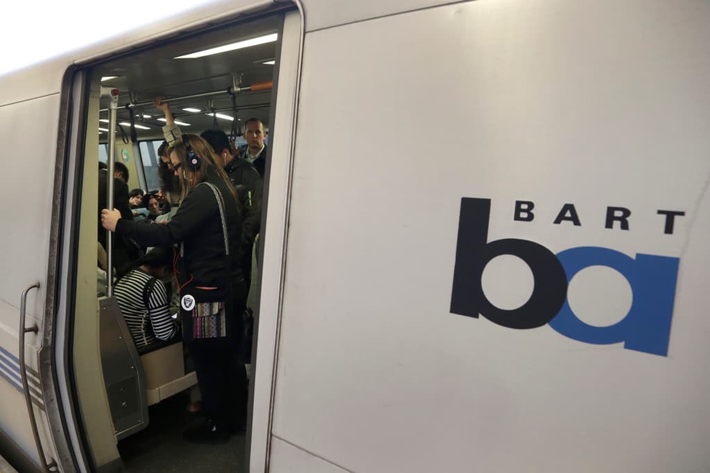 Hombre sin hogar empuja a una mujer hacia un tren en San Francisco; la víctima muere