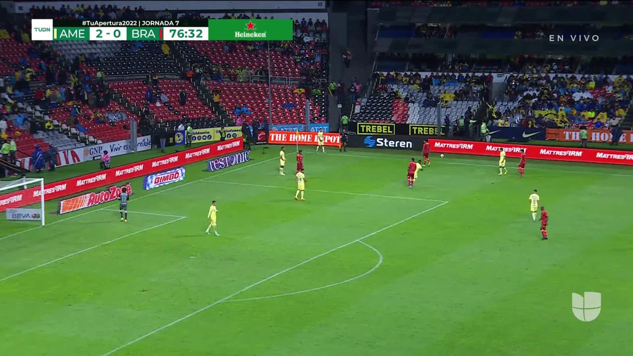 ¡TIRO ATAJADO! disparo por Pedro Aquino.