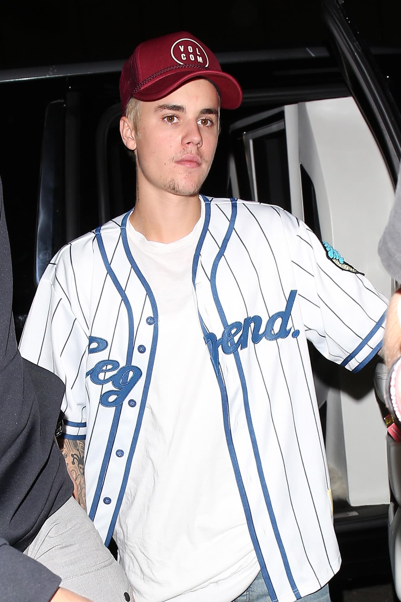 Se trató de una ancianita que se cayó de su bicicleta en mitad de la avenida, pero Justin tuvo el gesto más amable al bajar de su increíble camioneta para auxiliarla.