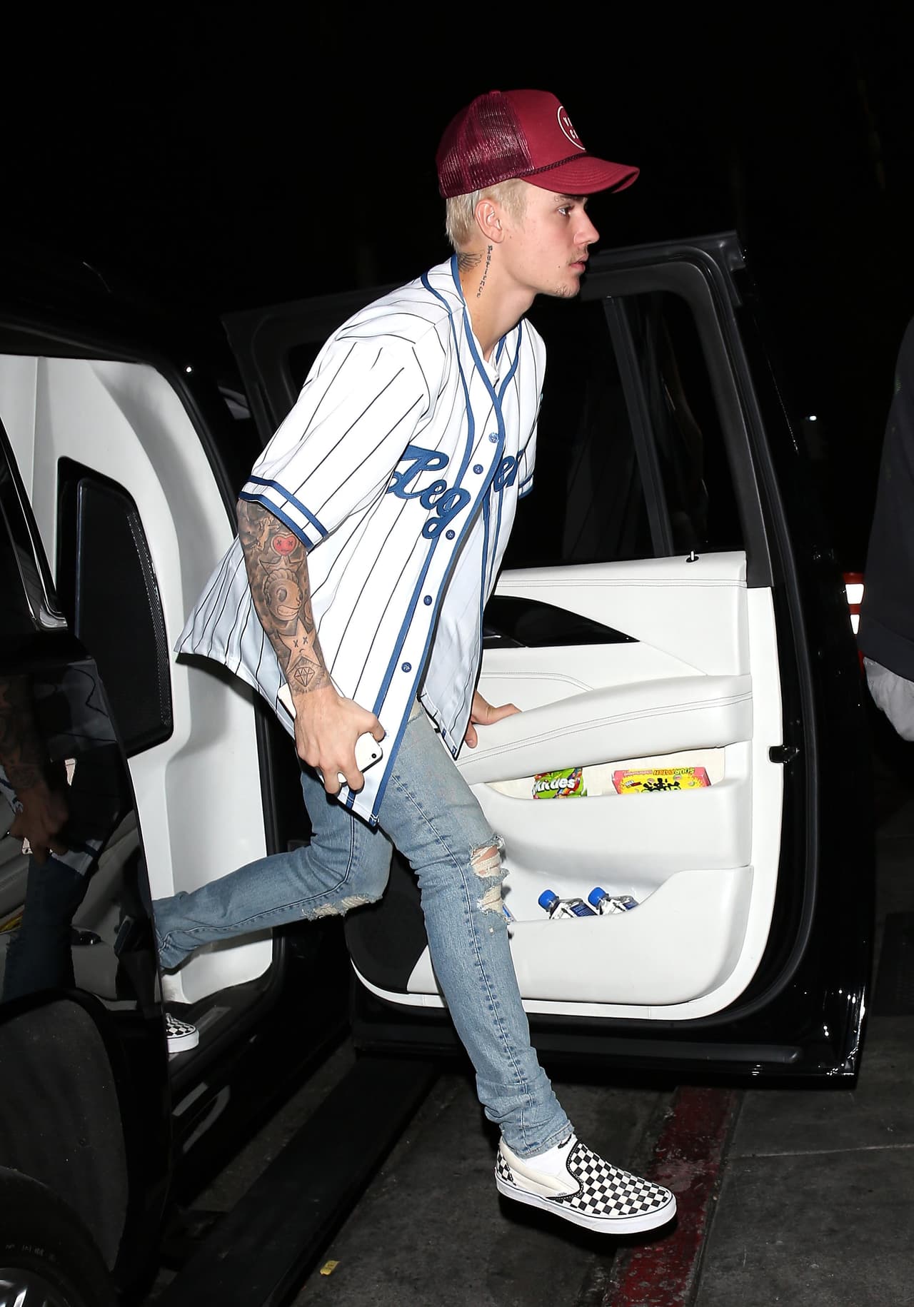 El músico sorprendió a quienes estaban a su alrededor ya que se bajó de su vehículo para ayudar a una mujer herida.