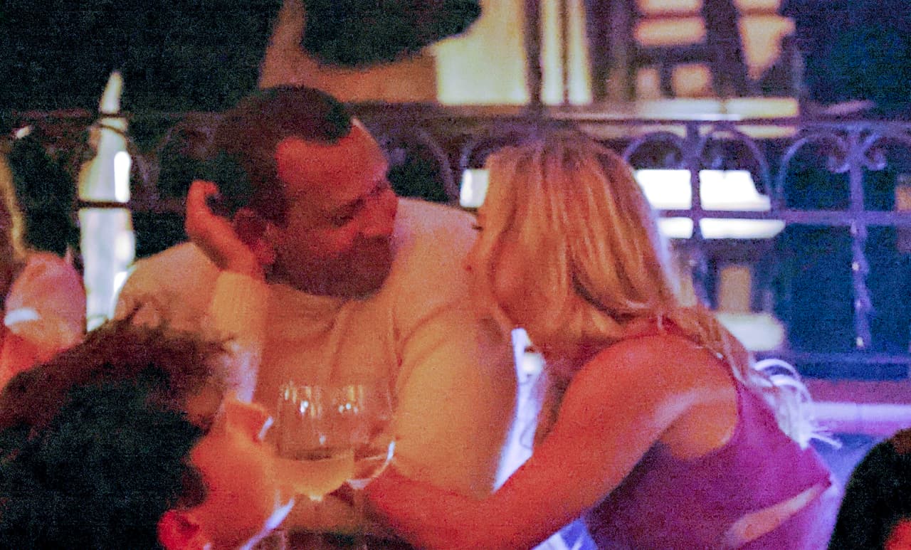 Alex y Kathryne disfrutaron de una romántica y divertida noche en una discoteca de moda en Capri llamada Taverna Anema e Core, reportó The Grosby Group.