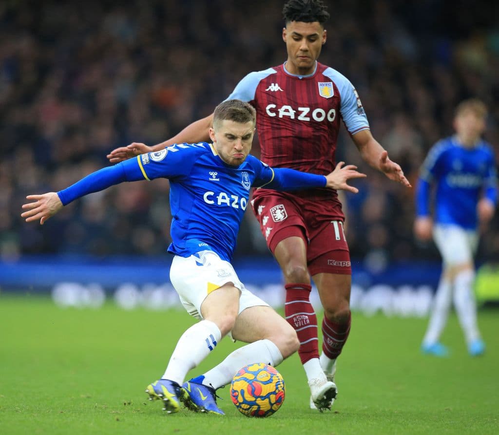 Everton desaprovechó la localía y cayó 0-1 con el Aston Villa, Leeds United hace lo mismo que el Everton y pierden 0-1 con el Newcastle, Manchester United sufre y conisgue un polémico triunfo 1-0 sobre el West Ham United y el líder Manchester City tropieza en su visita al Southampton y empatan 1-1.