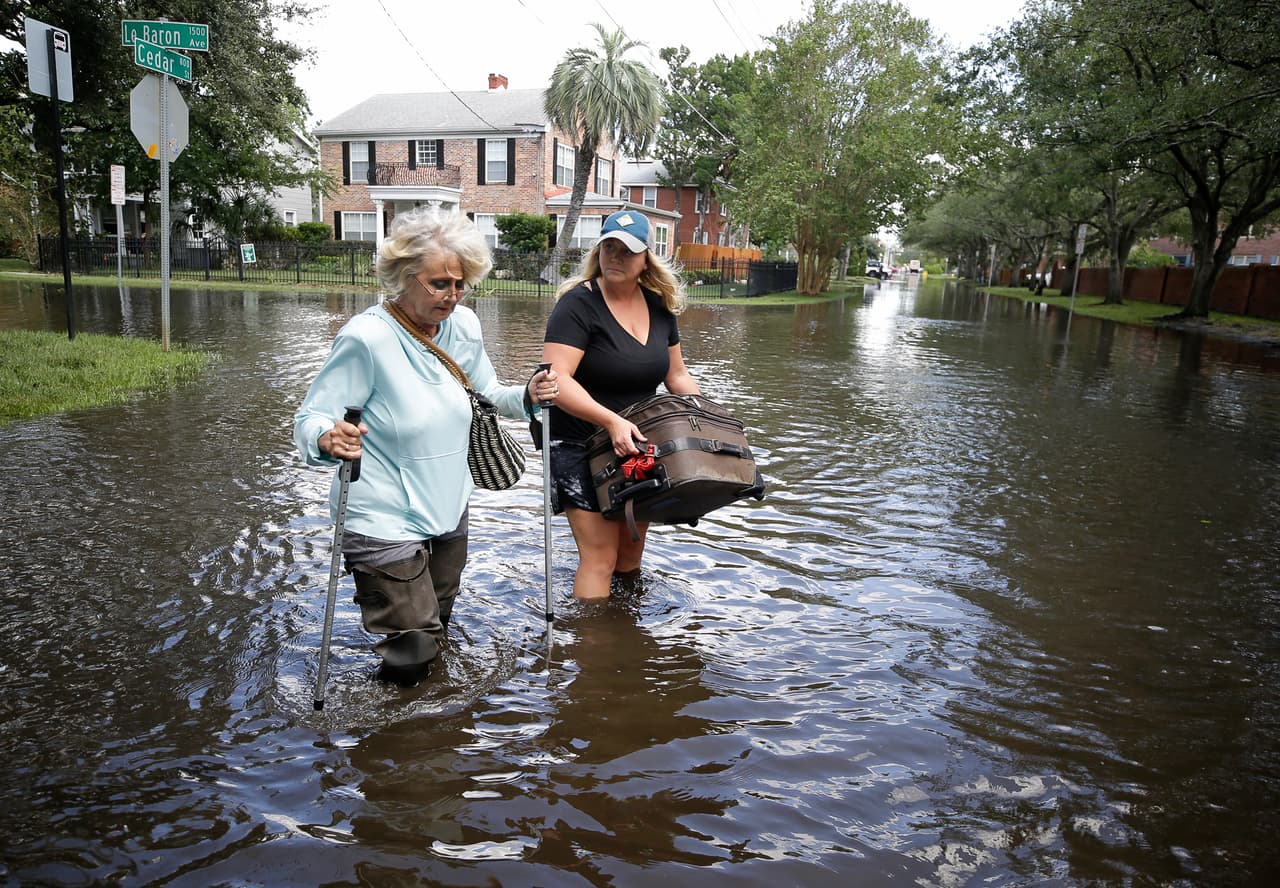 Marlene Sulkers es escoltada por su nieta Rachel Sulkers, mientras evacúan la residencia de Rachel tras el paso del huracán Irma. Sulkers viajó de Ft. Meyers a Jacksonville en un intento por escapar de la tormenta.
