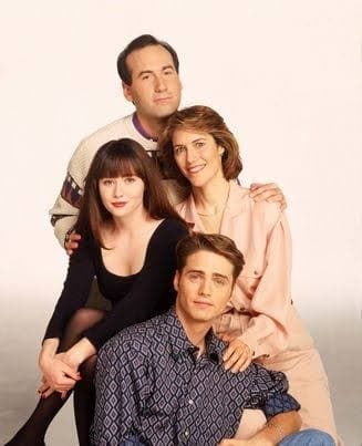 ¿Quién no recuerda a los Walsh? Para vivir en un mundo como el de 'Beverly Hills 90210', tanto Jim como Cindy se esforzaban por darle una vida con valores a sus hijos mellizos, el centrado y sensible Brandon (Jason Priestley) y la volátil y egocéntrica Brenda (Shannen Doherty), involucrándose en sus muchos problemas del corazón.