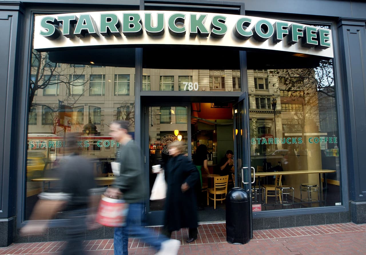 <b>Starbucks:</b> Aunque inicialmente dijeron que mantendrían el uso de mascarillas, en 
<a href="https://stories.starbucks.com/press/2020/what-customers-need-to-know-about-starbucks-response-to-covid-19/" target="_blank">la última actualización de su página web</a> la cadena de cafeterías anunció que a partir de este lunes 17 de mayo las mascarillas serán opcionales en sus establecimientos para clientes completamente vacunados, mientras no lo impida alguna regulación local.