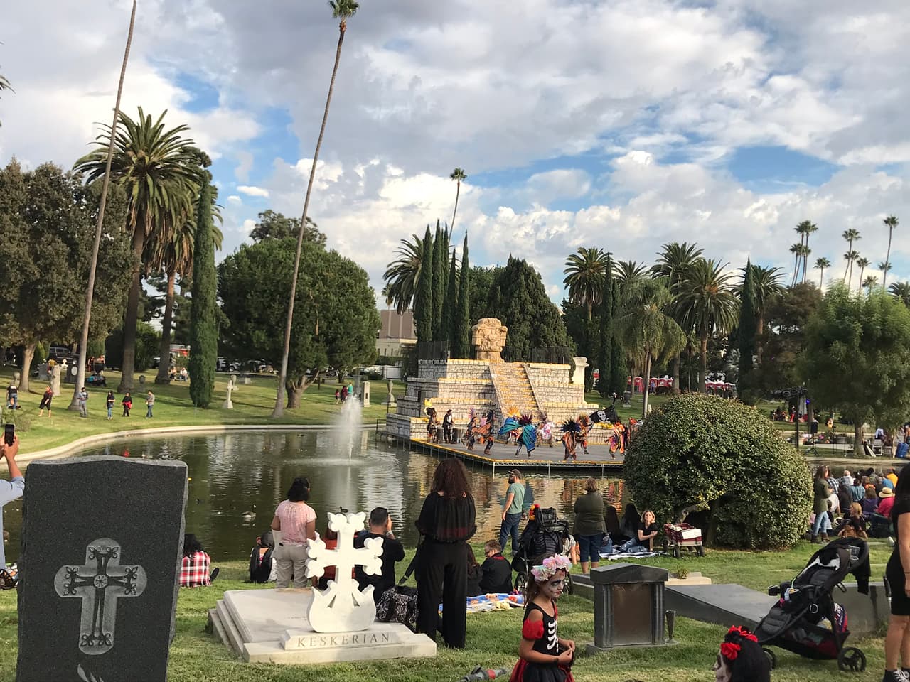 "Jamás imaginé ver y disfrutar de una gran fiesta en un cementerio", dijo Gladys Escalante, venezolana de visita en Los Ángeles.