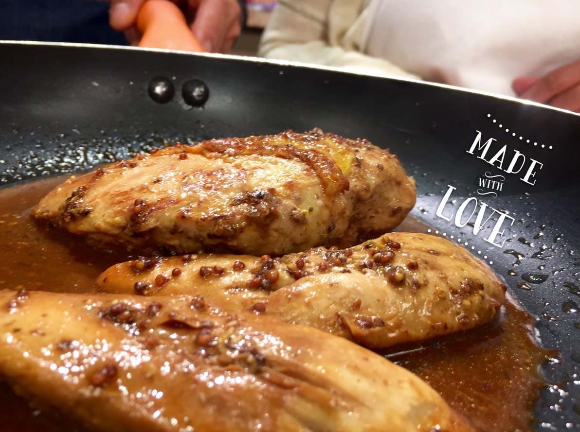 Dale un toque diferente a la pechuga de pollo y agrégales mostaza. Ten por seguro que este platillo volverá loca a tu familia.