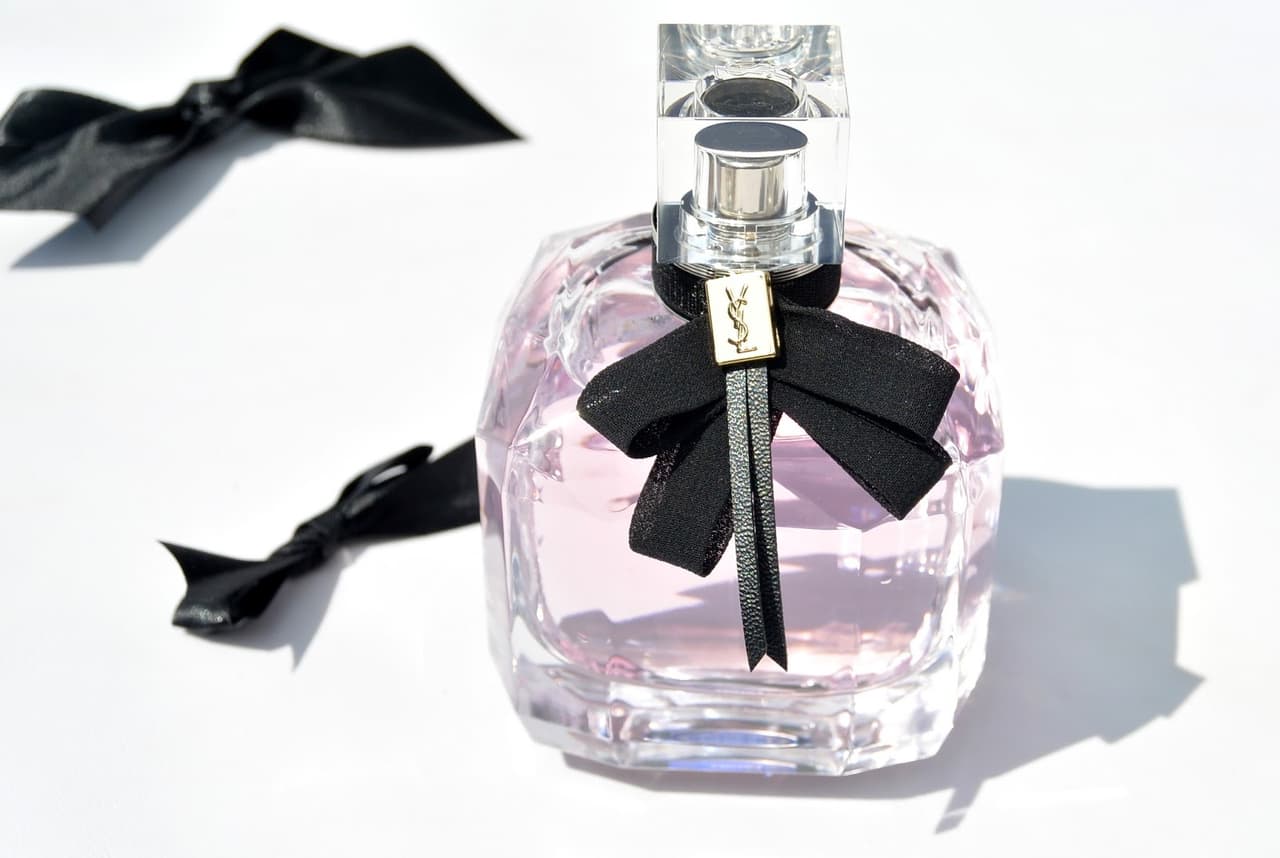 <b>Mon Paris, de Yves Saint Lurent </b>
<br>Esta es una fragancia dulce y con cuerpo con toques de frambuesa, pera, bergamota, ideal para las jovencitas con más carácter que no quieren perfumes muy obvios, sino un poco más adultos y formales.