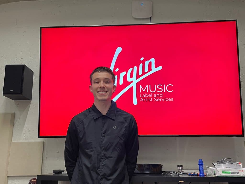 Después de CD9, inició una carrera en solitario, en su caso con Virgin Music. Por el momento ha lanzado 9 sencillos, de los que destacan: ‘Manaña’, ‘Aparecer’ y ‘Si te busco’.