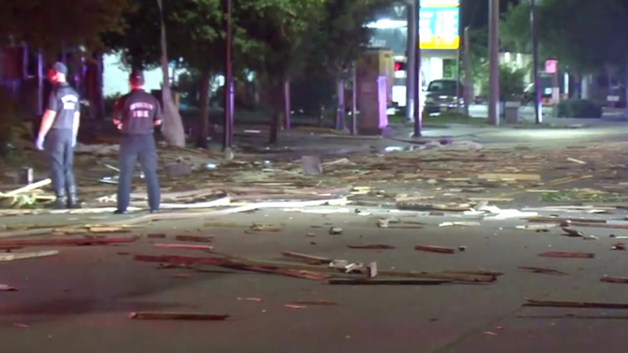 Llegaron al lugar equipos especialistas en explosivos para investigar en el área afectada.