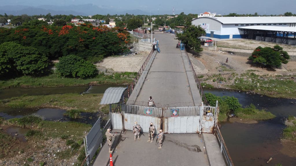 Vista aérea de 
<b>la frontera cerrada entre Haití y República Dominicana</b>, una medida tomada ante la crisis que ha desatado el asesinato del presidente Moise. 
<br>
<br>