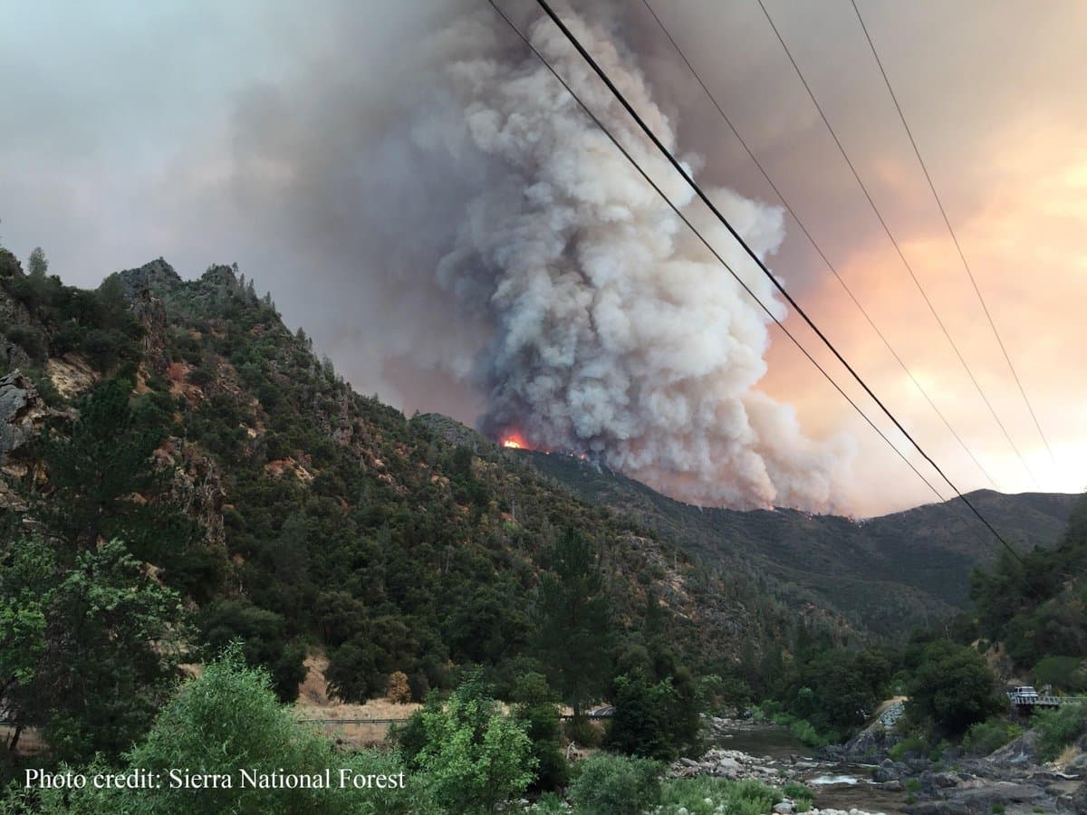 Dos bomberos heridos y más de 21,000 acres consumidos: se duplica incendio cerca de Yosemite