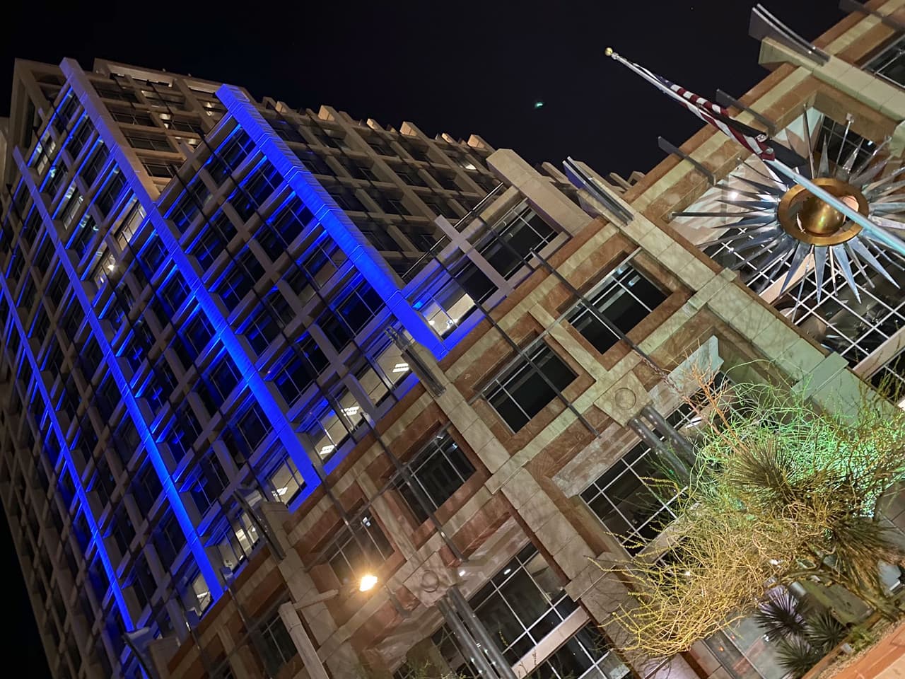 Edificio en el centro de Phoenix se ilumina de azul en apoyo a los héroes que luchan en primera línea contra el coronavirus.
<br>