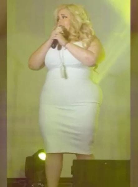 Ahora en sus 
<a href="http://www.univision.com/chicago/wgbo/entretenimiento/celebridades/sheyla-habla-en-exclusiva-sobre-su-presentacion-en-chicago-video">presentaciones como cantante</a> utiliza vestuario que marca las líneas de su cuerpo.