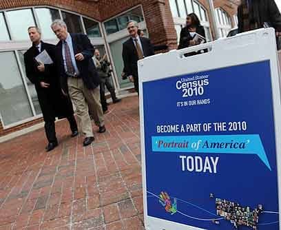 Número de personasTodas las personas que viven en Estados Unidos, con o sin papeles, deberán responder el cuestionario del Censo, que tendrá solo diez preguntas. La primera es ¿Cuántas personas vivían o se quedaban en esta casa, apartamento o casa móvil el 1 de abril de 2010?La respuesta debe ser el número de personas que viven en esa vivienda, sin importar el estado migratorio.