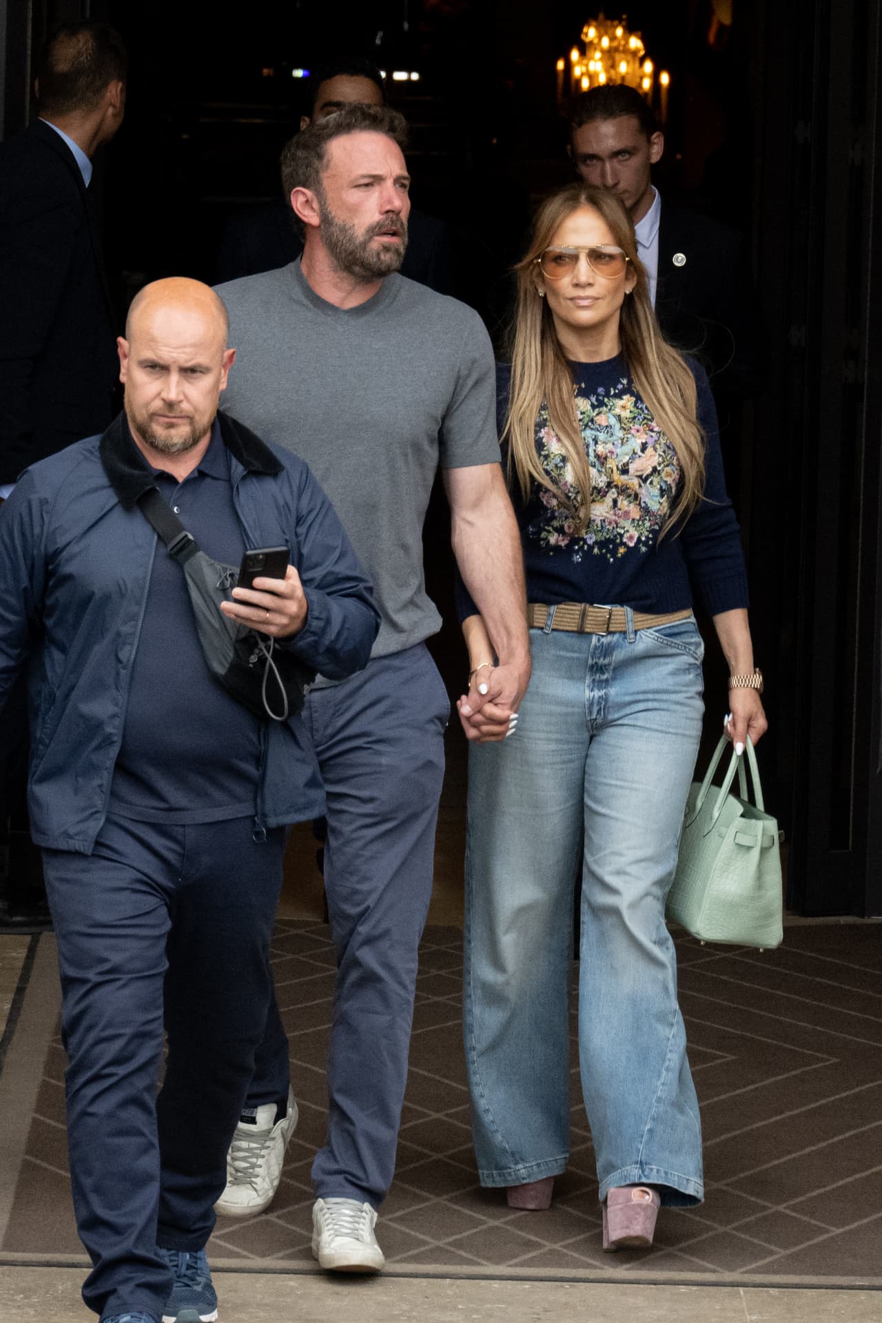 El contacto del citado medio también habló del
<a href="https://www.univision.com/famosos/jennifer-lopez-ben-affleck-luna-de-miel-guardarropa-fotos">look elegante y natural</a> que la intérprete de ‘On the floor’ ha elegido para sus diversas salidas, que incluyen un recorrido por el Museo del Louvre.
<br>