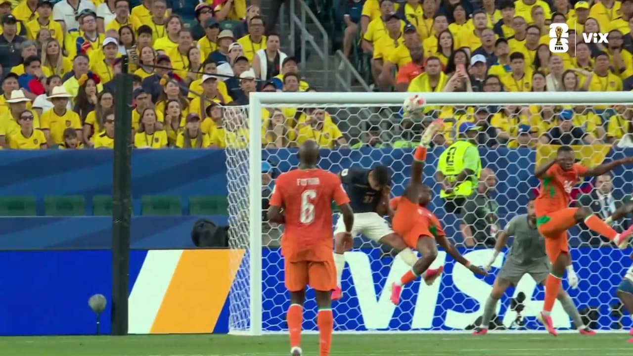 ¡Singo se avienta una chilena vs. Ecuador que dará la vuelta al mundo!