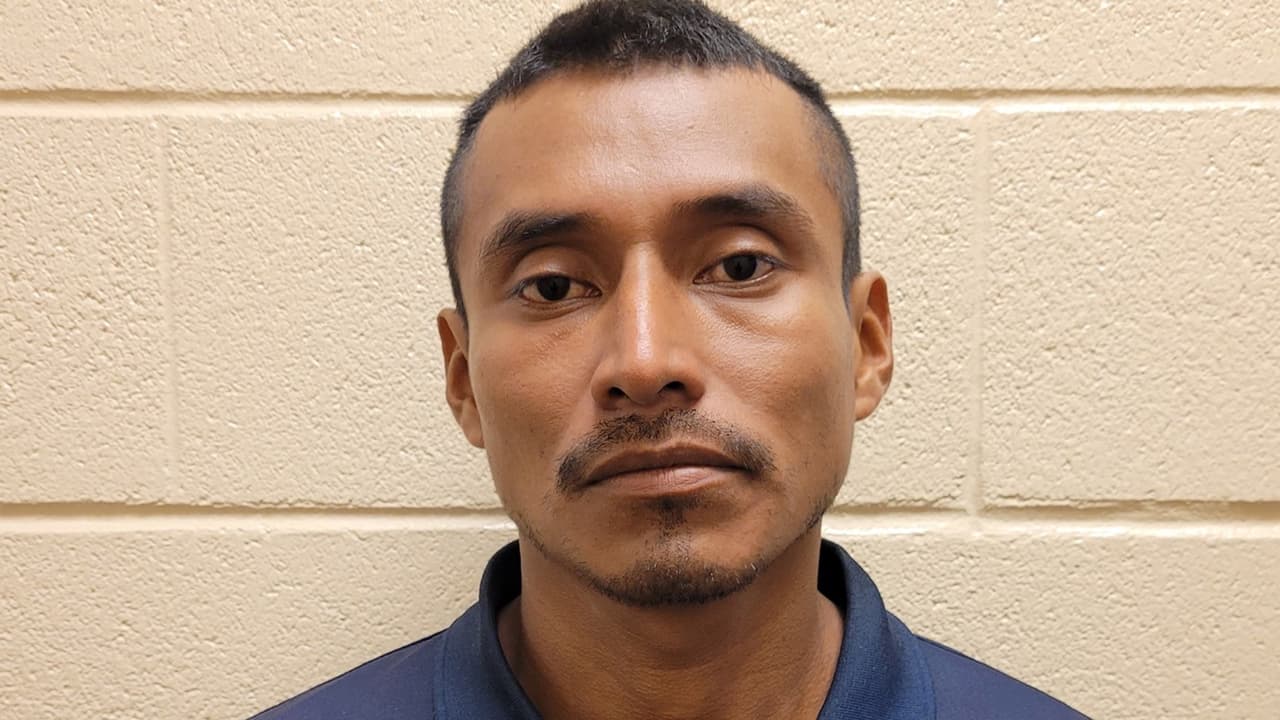 Jesús Sánchez Luna, es identificado por la Patrulla Fronteriza como un delincuente sexual registrado, fue arrestado por agentes de la estación de Three Points Station cerca de Newfield, Arizona. El inmigrante mexicano fue condenado a cinco años de prisión en Iowa por seducir a una menor de 16 años.