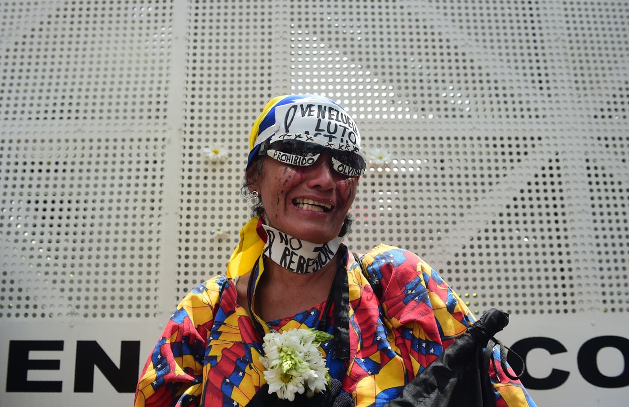 <b>"Venezuela de luto, prohibido olvidar, no más represión"</b>. Las mujeres salieron este sábado para reclamar un freno a la fuerte represión ejercida por la guardia nacional bolivariana. Las protestas contra el presidente Nicolás Maduro exigen elecciones generales como solución a la grave crisis política y económica, y ya dejan 36 muertos y centenares de heridos y detenidos, según la Fiscalía.