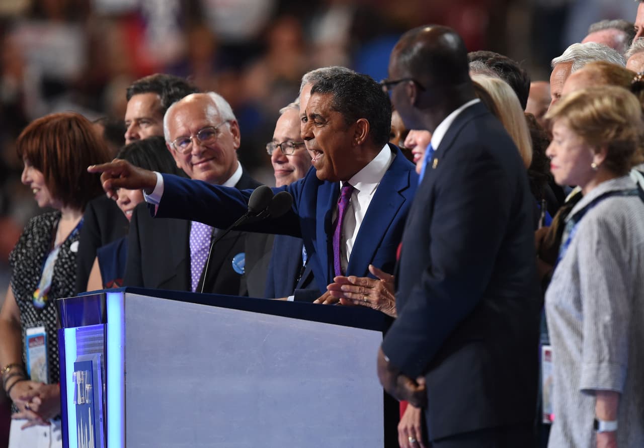 Con energía, con pasión Adriano Espaillat dejó su huella el primer día de la convención.