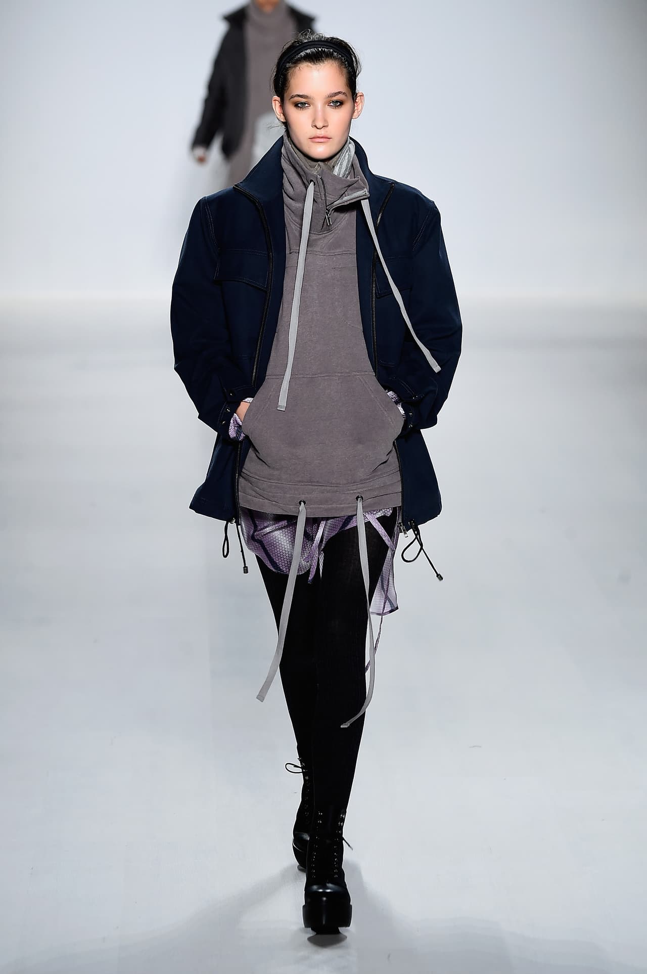 Con bolsillos. Las sudaderas con bolsillos y hoodie también están permitidas para ir a trabajar este invierno. Súmales un toque glam, combinándolas con un abrigo elegante en el mismo color.