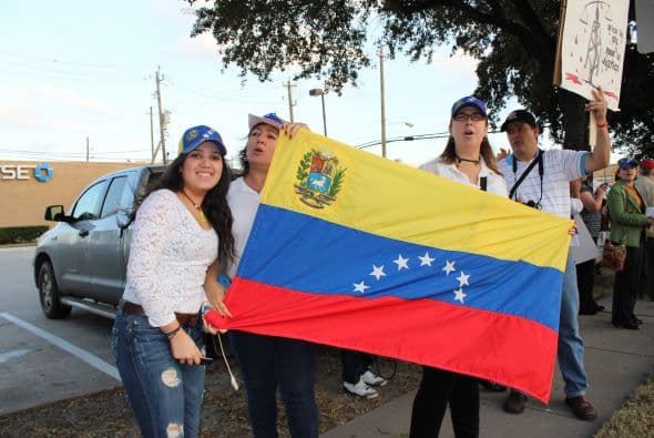A cantos y gritos pidieron paz y libertad en la calle Westheimer, una de las más transitadas de Houston. 