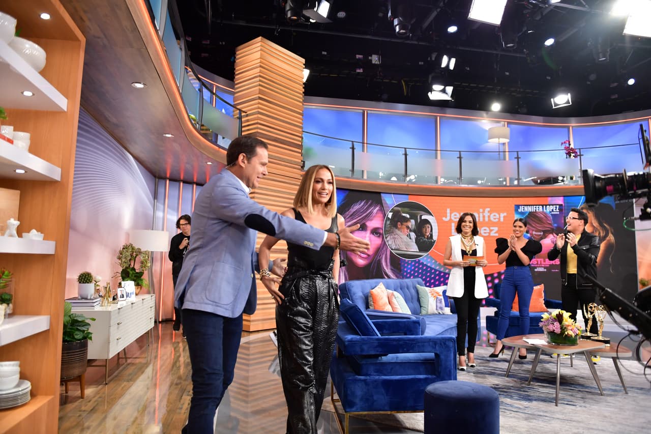 Alan Tacher fue el encargado de escoltarla y darle la bienvenida a conocer nuestra nueva casa. Desde su última visita, en diciembre del 2018 ha habido muchos cambios.