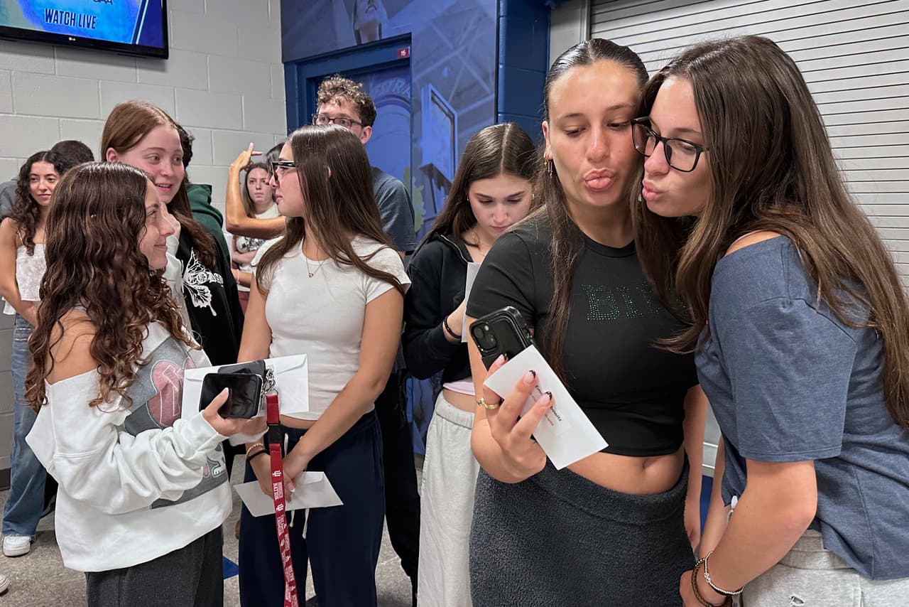Las hermanas gemelas Emma Leibowitz (izquierda) y Kayla Leibowitz asisten al ensayo para la ceremonia de graduación de la Escuela Secundaria John F. Kennedy de Plainview-Old Bethpage en la Universidad de Hofstra en Hempstead, Nueva York, el martes 17 de junio de 2025.