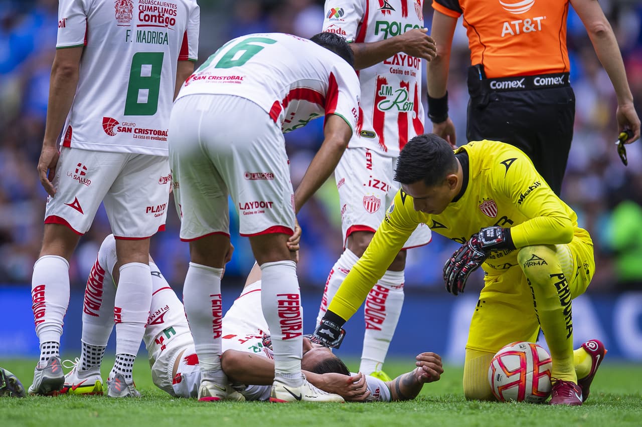 Alexis Peña sufrió un fuerte golpe de cabezas con Carneiro.