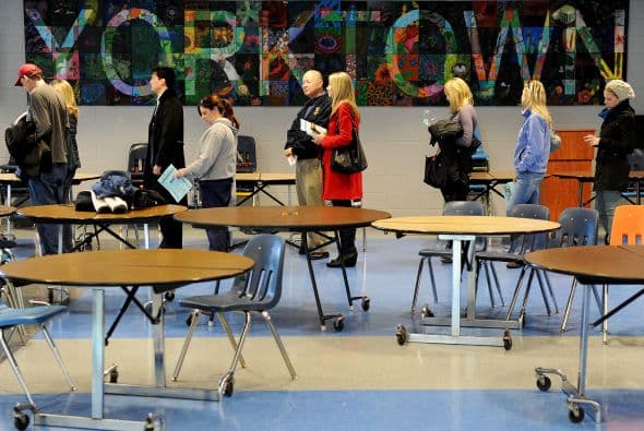 En Cleveland, Ohio, Dayton y Toledo, la Coalición de Protección Electoral denunció problemas con escáneres en esas ciudades, mientras en Tampa Bay (Florida), el periódico Tampa Bay Times dijo que se ha dado un plazo hasta mañana miércoles a las 7:00 de la noche a los votantes de esa zona.