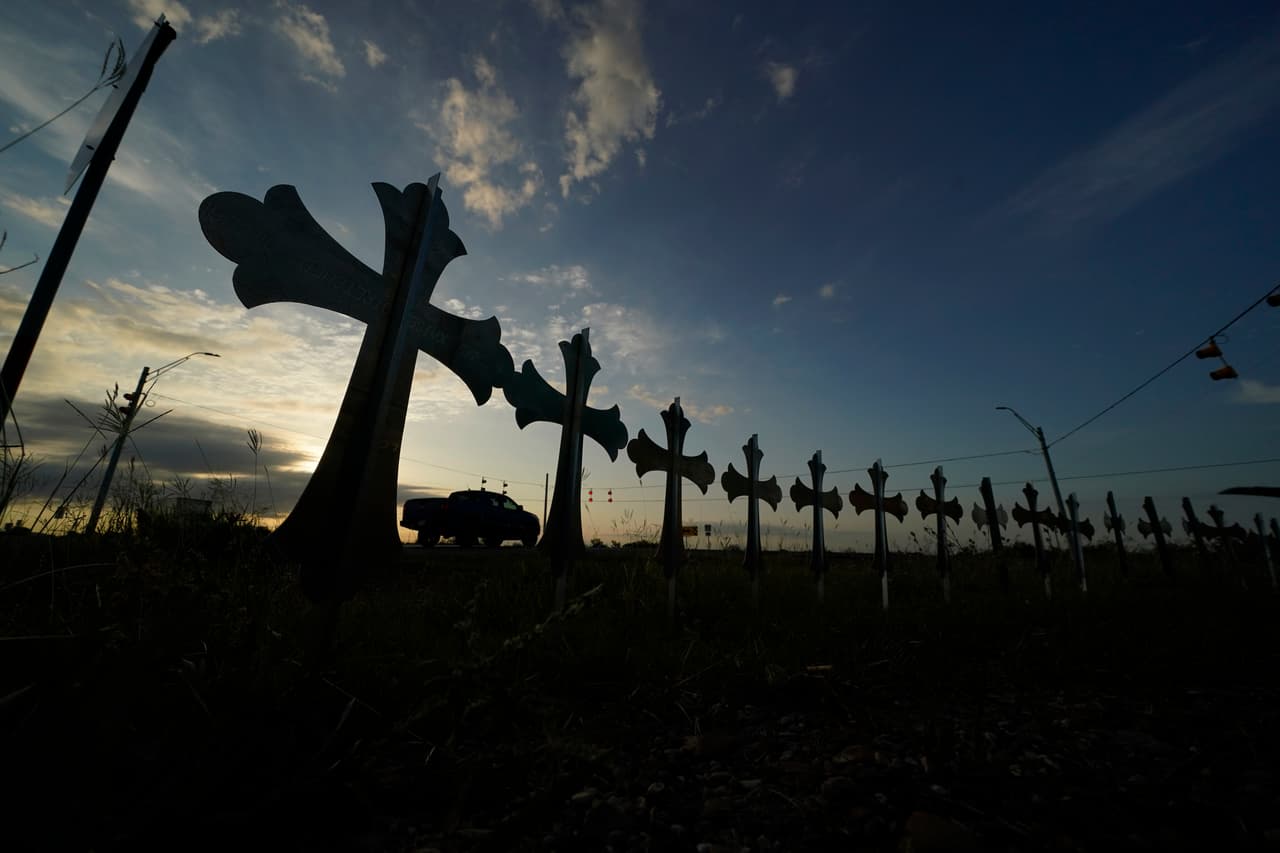 Los tiroteos
<a href="https://www.univision.com/noticias/sucesos/victimas-tiroteo-supermercado-buffalo">en Buffalo, Nueva York</a>, que dejó 10 víctimas y el de
<a href="https://www.univision.com/noticias/estados-unidos/uvalde-tenis-verdes-maite-rodriguez-matthew-mcconaughey">Uvalde, Texas,</a> en el cual murieron asesinados 19 niños y 2 maestras, han agitado el debate sobre el control de armas en el país.
<br>
<br>En Estados Unidos han ocurrido
<a href="https://www.univision.com/noticias/tiroteos/tiroteo-filadelfia-heridos-muertos">al menos 245 tiroteos masivos</a> en lo que va del año, de acuerdo con la organización Gun Violence Archive, que considera un tiroteo masivo cualquier evento con
<b>al menos cuatro heridos</b>.
<br>
<br>El sitio 247wallst.com elaboró un conteo con los estados que registran el mayor índice de muertes por armas de fuego. Para determinar cuáles eran, se tomó en cuenta
<b>el número de fallecimientos por cada 100,000 personas</b>. La población es considerada de acuerdo con los datos del censo de 2020. En la lista también se especifica la cifra neta de muertes por esta razón y se indica el sitio que ocupan entre los 50 estados del país.
<br>