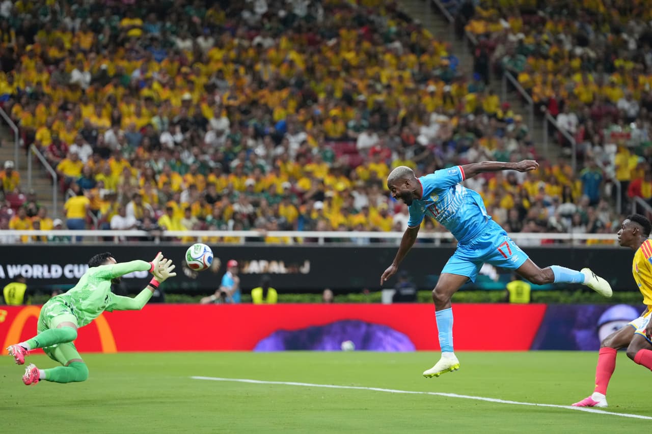 Cedric Bakambu (17) del Congo intenta rematar de cabeza contra el portero colombiano Camilo Vargas (12) durante el partido de fútbol del Grupo K de la Copa Mundial entre Colombia y Congo en Zapopan, cerca de Guadalajara, México, el martes 23 de junio de 2026.