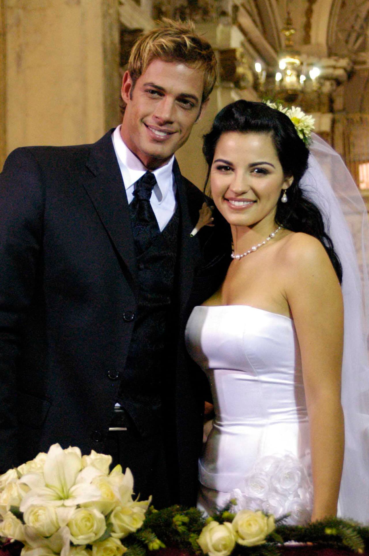 Gracias a esto su carrera comenzó a subir como la espuma. En el 2008 llegó su primer protagónico, 'Cuidado con el ángel', en donde 
<b><a href="http://http://www.univision.com/temas/maite-perroni">Maite Perroni</a></b> fue su pareja.