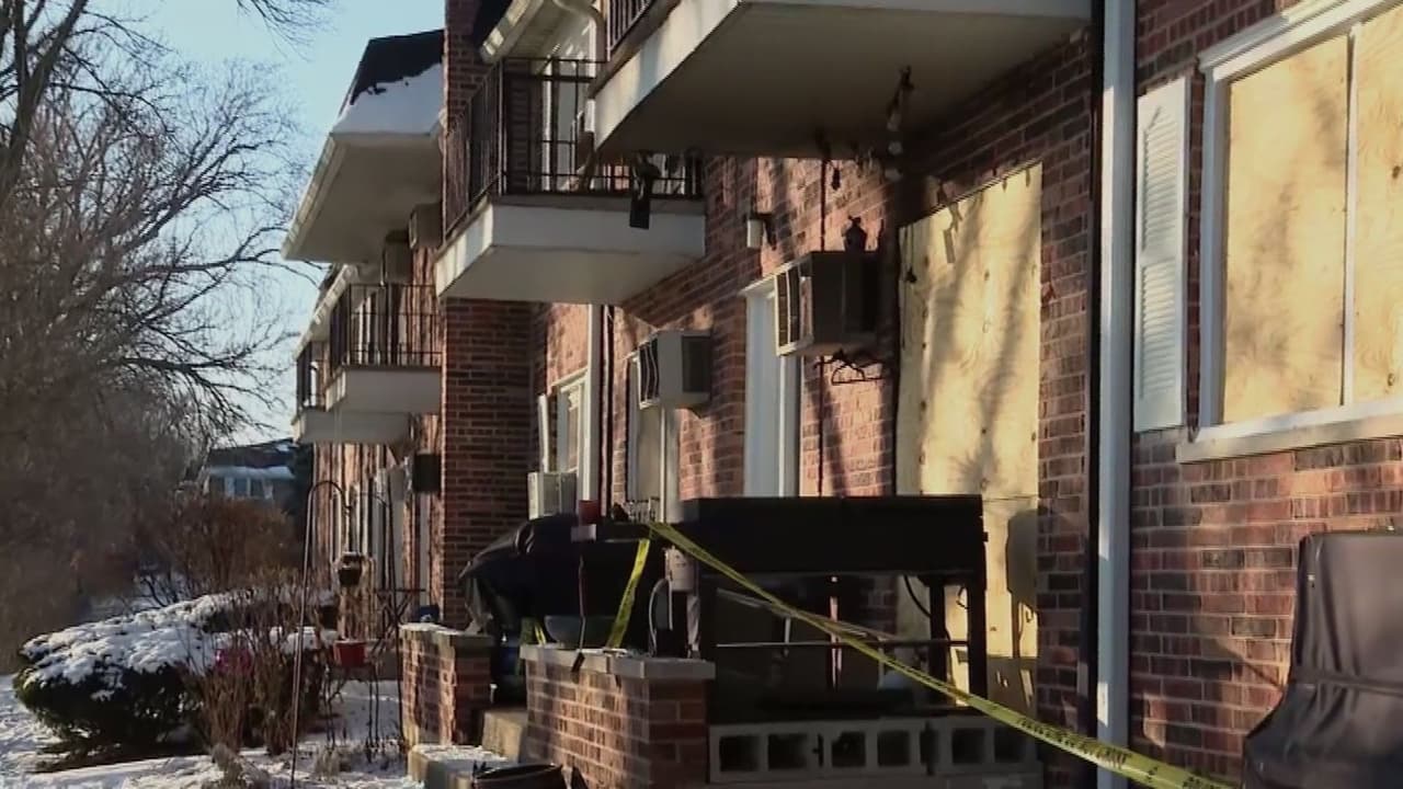 Joven enfrenta cargos por matar a una mujer embarazada de 6 meses en apartamento de Downers Grove