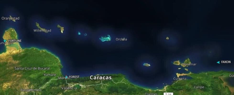 El petrolero iraní Forest (en medio) llegó el martes a un puerto venezolano con 275.000 barriles de gasolina y el buque Fortune (a la izquierda) llegó a aguas venezolanas el miércoles. Se espera que el Faxon, (a la derecha) el tercer petrolero iraní en ruta, llegue a la nación sudamericana este fin de semana.