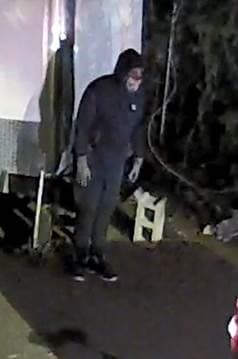 En fotos: Roban auto clásico y buscan a los sospechosos.Los detectives de la División Westover del Departamento de Policía de Charlotte-Mecklenburg están solicitando la asistencia del público para identificar la participación de los sospechosos en el robo de un auto clásico. De acuerdo a la policía, un sospechoso cortó la cerradura de una cerca y robó un remolque que contenía un Chevy Caprice 1975 (el vehículo había sido personalizado). El tráiler tiene ruedas antideslizantes rojas en la parte trasera. El vehículo sospechoso es un Chevrolet de color blanco con etiquetas adhesivas en la parte superior derecha y en la parte superior izquierda de la ventana trasera. El vehículo tiene daños en la salpicadera delantera derecha y tiene llantas negras. La policía indica que el sospechoso estaba vestido de negro con la cara cubierta y con guantes. Cualquier persona con información sobre este incidente o con la capacidad de identificar al sospechoso, al remolque o al vehículo que se muestra a continuación debe llamar al 911. El público también puede dejar una sugerencia anónima llamando a Crime Stoppers al 704-334-1600 o visitando su sitio web enhttp://charlottecrimestoppers.com/