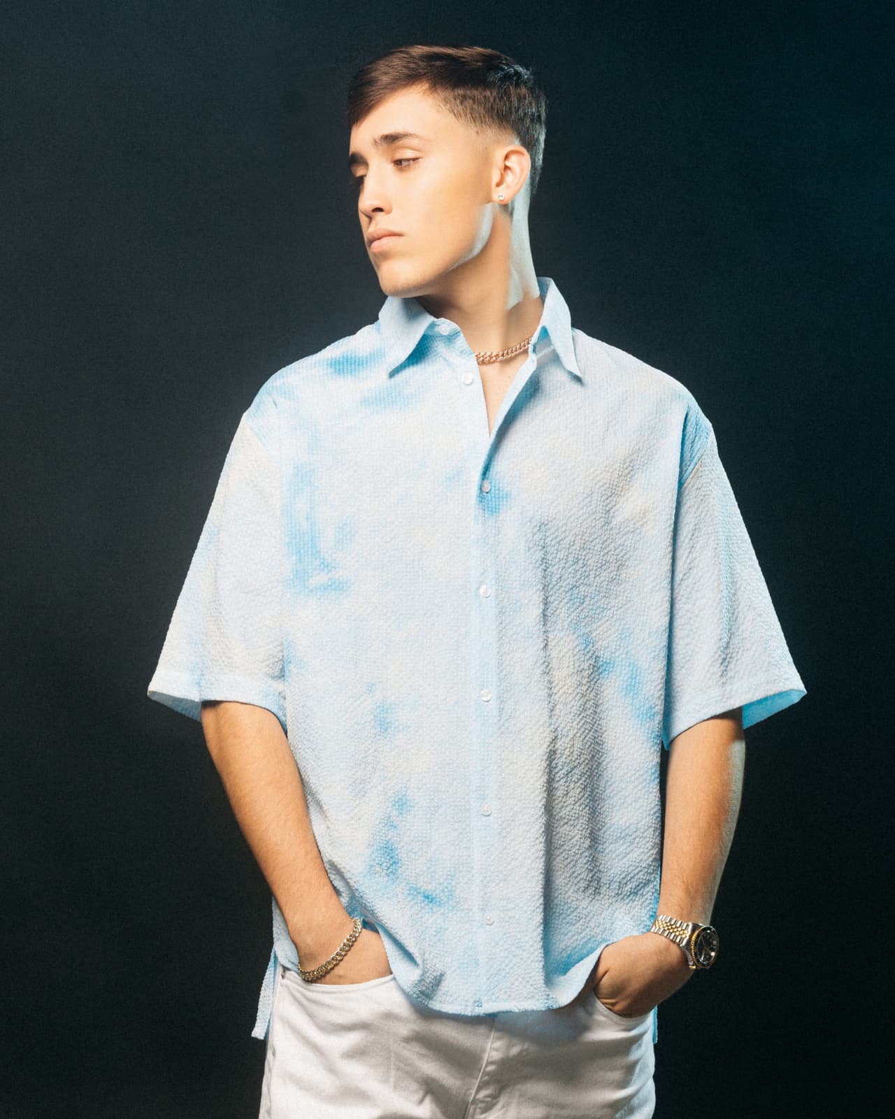 Alejo, está abierto a colaborar con 
<a href="https://www.univision.com/musica/uforia-newmusicpicks-cnco-sebastian-yatra-karol-g-y-big-bang-comienzan-abril-con-musica-nueva" target="_blank">CNCO</a>, e incursionar en el pop y explorar un lado más romántico.