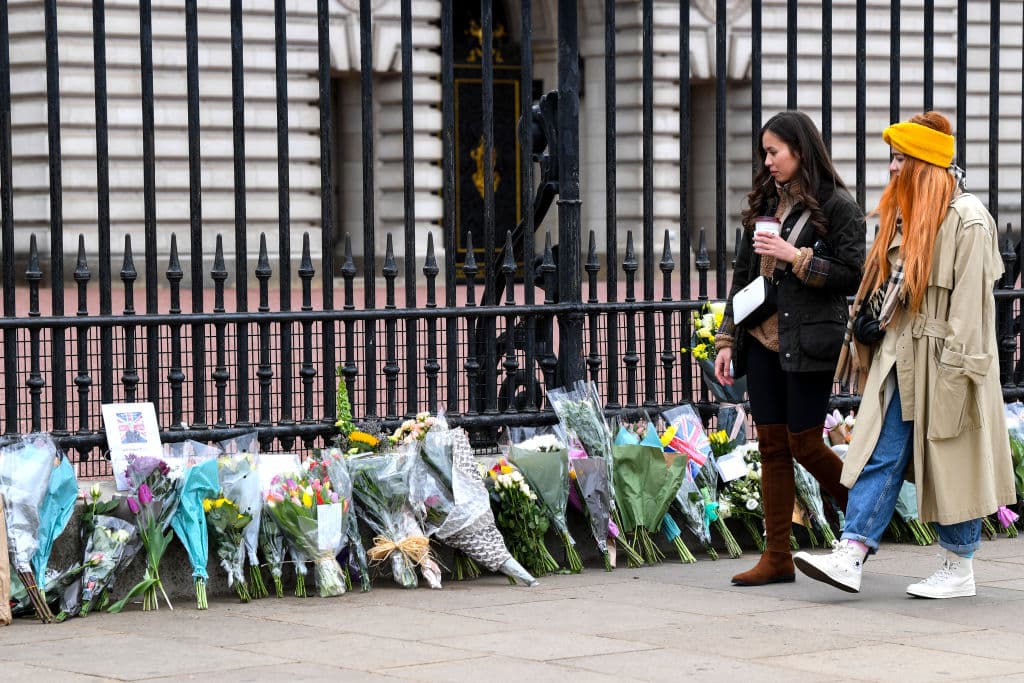 Sin embargo, algunos ciudadanos han acudido durante el día a las puertas del castillo de Windsor para depositar ofrendas florales. 
<br>