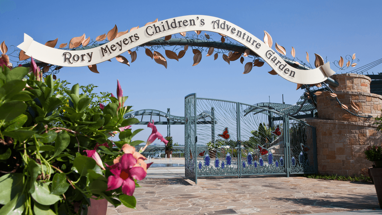 El Rory Meyers Children’s Adventure Garden, específicamente para los pequeños, tiene múltiples rociadores de agua, así como atracciones con agua durante el verano tanto para niños y adultos.
<br>
<br>De acuerdo con el Arboretum, esta es un área nueva sombreada.