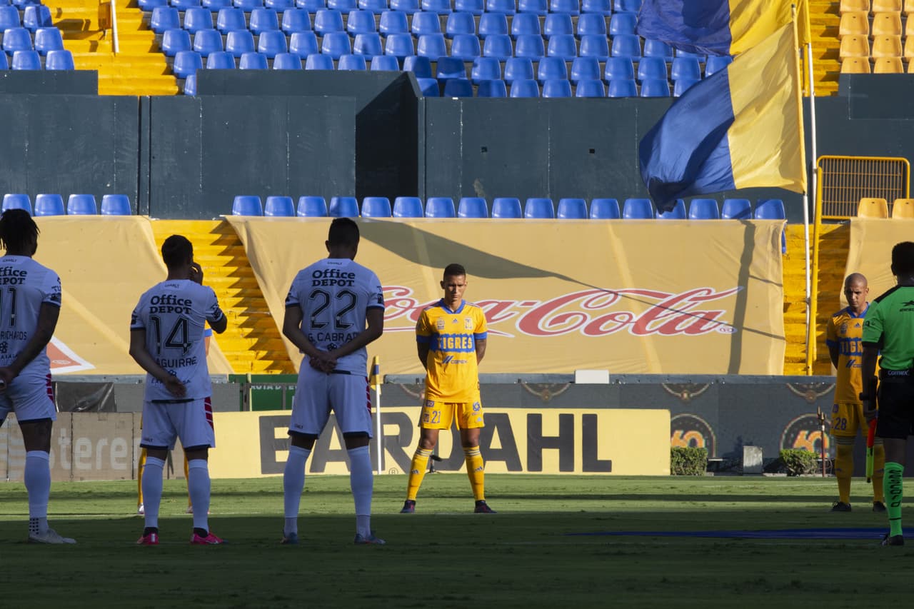 Hicieron un minuto de silencio por las víctimas de la pandemia.