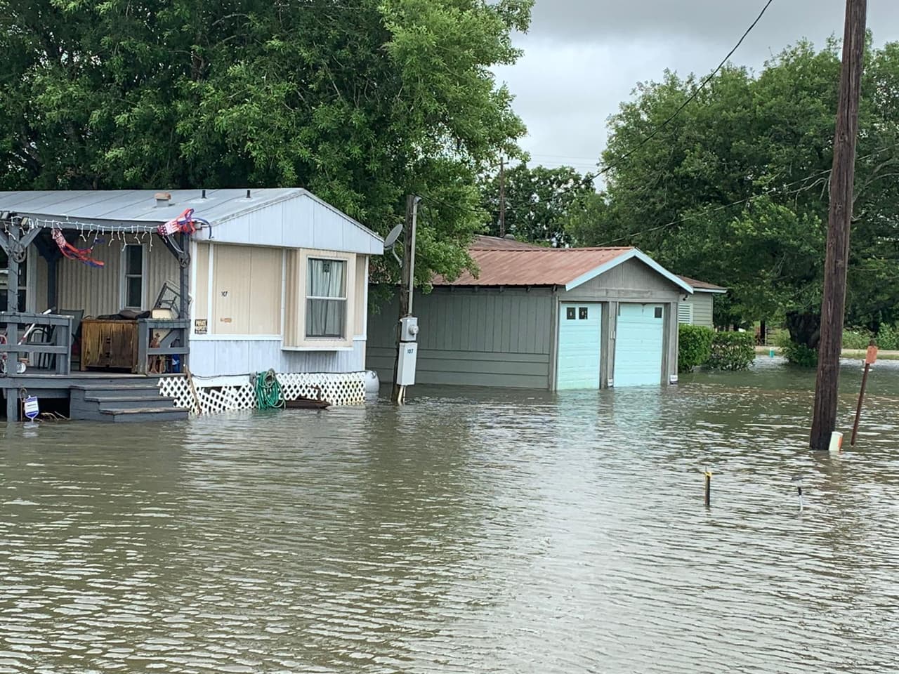 Las lluvias de las últimas horas han inundando vecindarios del poblado de Kendleton localizado a 50 millas de la ciudad de Houston.