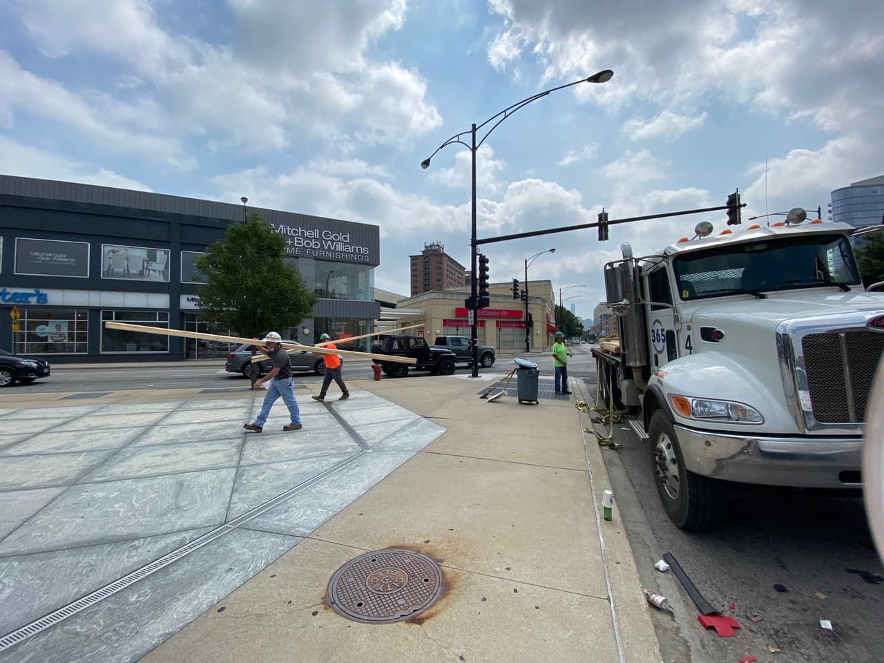 Los funcionarios de la ciudad restringirán el acceso al centro de la ciudad a partir de las 8 pm a las 6 am por el momento. La Policía canceló todos los días libres previamente programados y el superintendente Brown asignó un equipo especial de detectives para revisar las imágenes de video.
<br>