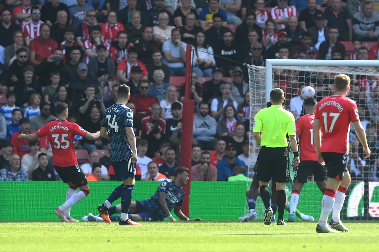 Southampton sorprendió 1-0 al Arsenal con gol de Jan Bednarek en la Jornada 33.