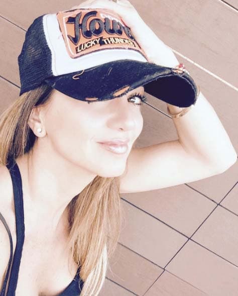 Andrea se ve bellísima usando gorra.