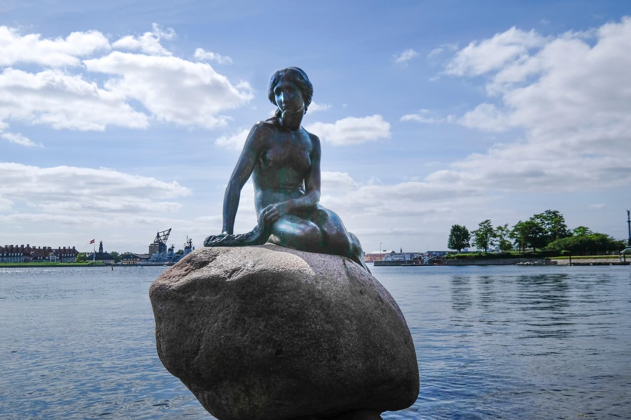 <b>La Sirenita -Edvard Eriksen </b>
<br>La estatua que se encuentra en Copenhague, Dinamarca, fue creada como homenaje a Hans Christian Andersen, autor de la historia original de 'La Sirenita'. Sin importar que es una de las mayores atracciones del lugar, tampoco se ha salvado de ser vandalizada en varias ocasiones.