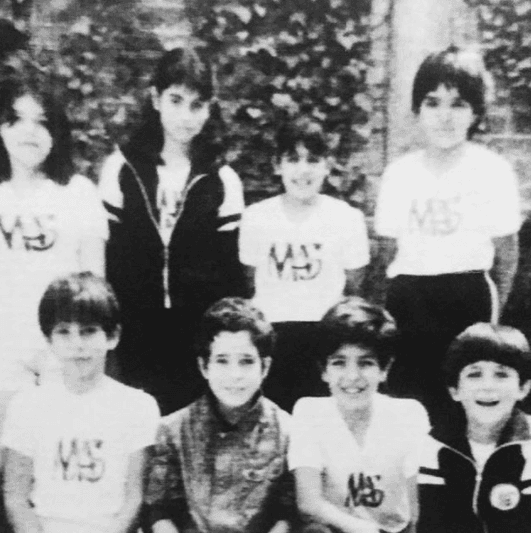 Su época de estudiante la recuerda con mucho cariño, él era el más roquero de la escuela.